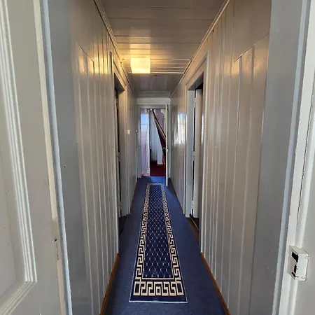 5 Bedrooms 3 Miles From Cenrre شقة