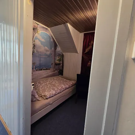 Apartment 5 Bedrooms 3 Miles From Cenrre *