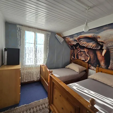 5 Bedrooms 3 Miles From Cenrre Berna