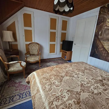 5 Bedrooms 3 Miles From Cenrre Apartment
