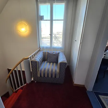 5 Bedrooms 3 Miles From Cenrre Apartment